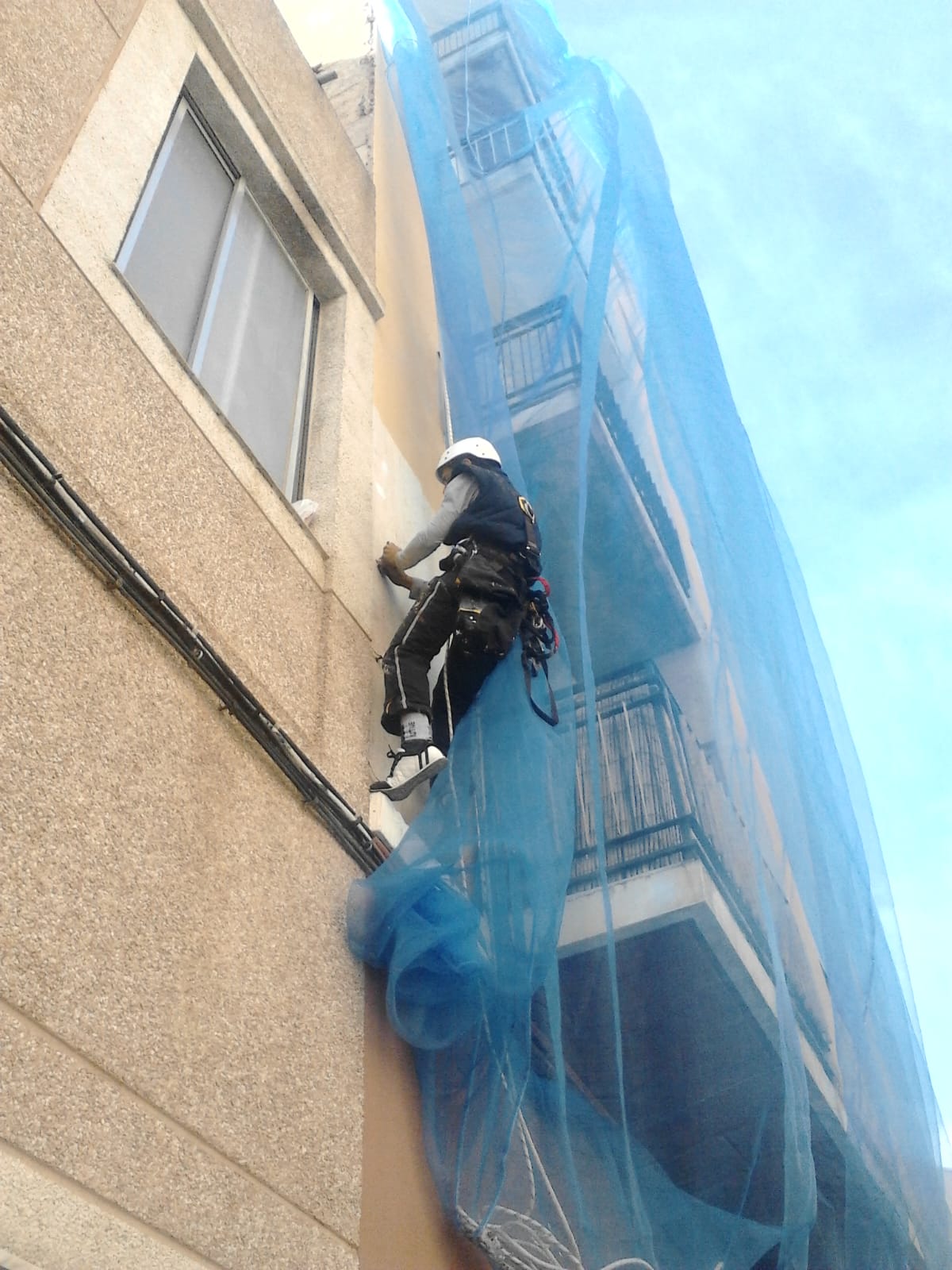 Trabajos verticales en fachada de edificio residencial Elche