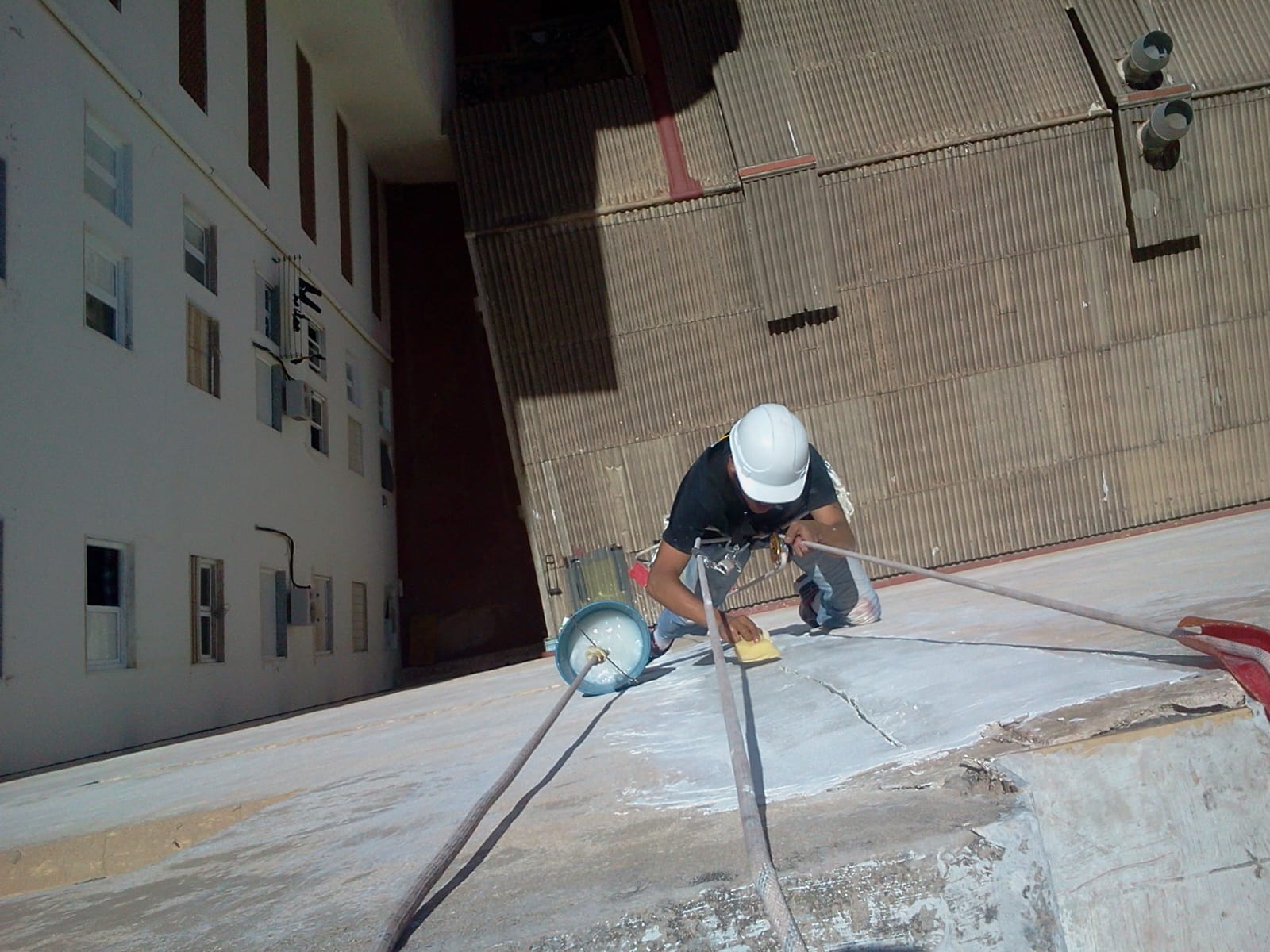 Vista fachada completa con técnico en cuerda