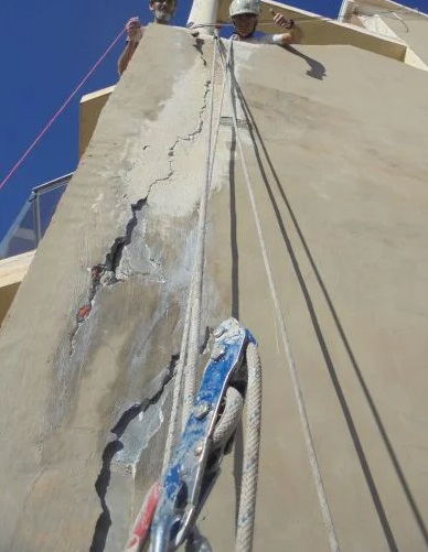 Reparación de grieta grande en fachada con acceso por cuerda